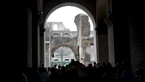 Silueta-De-Turistas-Caminando-Por-El-Vomitorium-Dentro-Del-Coliseo-En-Roma