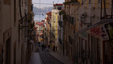 Antike-Seilbahn-Auf-Den-Typischen-Straßen-In-Lissabon,-Portugal