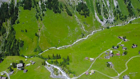 Pueblo-De-Unterschachen-En-La-Base-De-La-Cascada-Staubifall,-Alpes-Suizos
