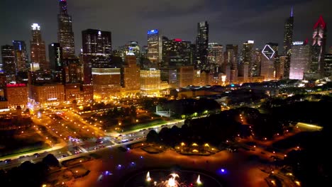 Skyline-Von-Chicago,-USA,-Bei-Nacht,-Luftaufnahme-Des-Millennium-Parks-Und-Beleuchtete-Wolkenkratzer