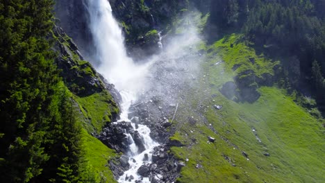 Schieben-Sie-Sich-An-Kiefern-Vorbei-Und-Neigen-Sie-Sich-Nach-Oben,-Um-Den-Staubifall-Wasserfall-Freizulegen