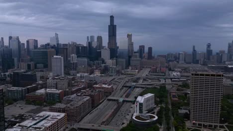 Chicago,-IL,-USA-Lufthyperlapse-Des-Verkehrs-An-Autobahnkreuzen-Und-Gebäuden-In-Der-Innenstadt-In-Der-Dämmerung,-Drohnenaufnahme