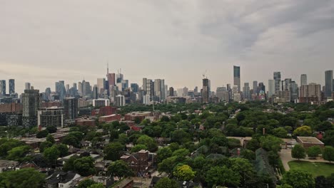 Luftaufnahme-über-Der-Gemeinde-Mit-Blick-Auf-Die-Skyline-Der-Stadt-Toronto-Mit-Bewölktem-Himmel-In-Ontario,-Kanada
