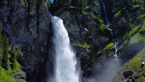 Die-Steigende-Luftaufnahme-Zeigt-Den-Staubifall-Wasserfall-In-Den-Wunderschönen-Schweizer-Alpen