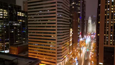 Chicago-Usa,-Vista-Aérea-Del-Tráfico-Nocturno-En-La-Avenida-Michigan,-Torres-Brillantes-Y-Edificios-Del-Centro-Iluminados