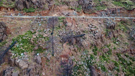 Eine-Drohne-Zieht-Sich-Von-Einer-Straße-Am-Berghang-In-Der-Nähe-Von-Estepona,-Spanien,-Zurück