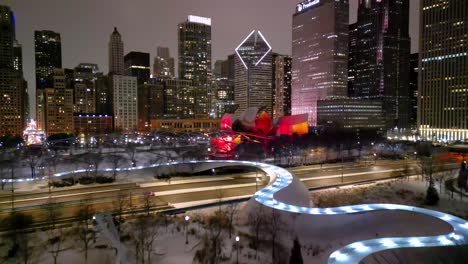 Chicago,-USA,-Luftaufnahme-Des-Millennium-Parks-In-Der-Winternacht,-Lichter-An-Wolkenkratzern-Und-Verkehr