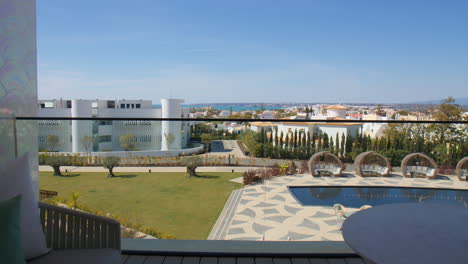 Salones-Con-Vistas-A-La-Piscina-Exterior-En-El-Lujoso-Alojamiento-Del-Hotel-W-Algarve-En-Portugal