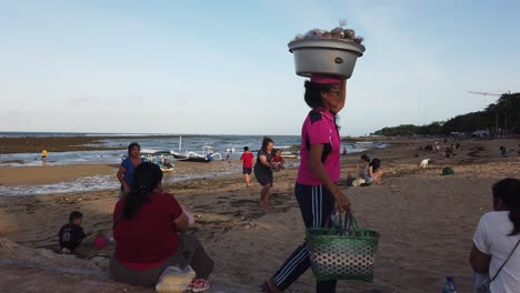 Traditioneller-Asiatischer-Straßenverkäuferkopf,-Der-Lebensmittel-Am-Sanur-Beach-Bali-Indonesien-Trägt