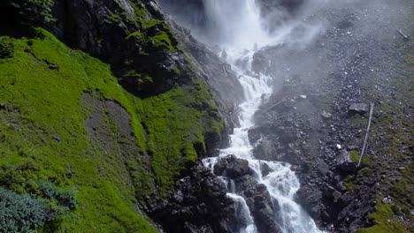 Luftaufstieg-Entlang-Des-Epischen-Staubifall-Wasserfalls,-Nebel-Ergießt-Sich-über-Basaltfelsen