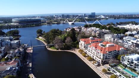 Vista-Aérea-De-Drones-Volando-Sobre-Claisebrook-Cove,-Perth-Este-Y-Estadio-Optus,-Río-Swan-Y-Puente-Matagarup,-Australia-Occidental