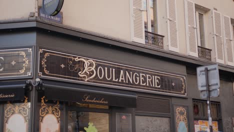 Tienda-Frontal-De-Una-Pastelería-Boulangerie,-Una-Típica-Panadería-Y-Pastelería-Francesa-Que-Vende-Pan-Y-Pasteles