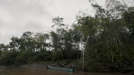 Barco-De-Madera-En-La-Orilla-Del-Río-En-La-Selva-Amazónica-Tropical-En-Ecuador,-América-Del-Sur