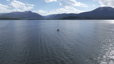 Drone-Shot-of-Sailing-Boat-in-Lake-Dillon,-Colorado-USA-in-Summer-Season