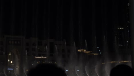 Gente-Mirando-La-Fuente-De-Agua,-Espectáculo-De-Luces-En-El-Centro-Comercial-Dubai