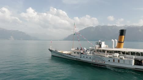 Foque-Abajo-De-Un-Hermoso-Y-Antiguo-Crucero-Navegando-En-El-Lago-De-Ginebra