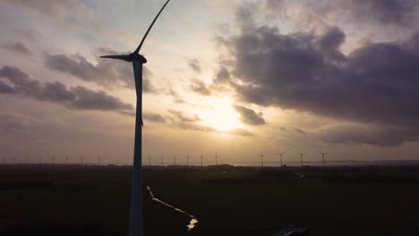 Windkraftanlage-Schöner-Himmel-Farbenfrohe-Drohnenantenne