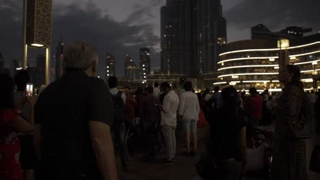 Un-Anciano-Caminando-Entre-Una-Gran-Multitud-De-Personas-En-Cámara-Lenta-En-El-Centro-De-Dubai-En-El-Centro-Comercial-De-Dubai-Por-La-Noche