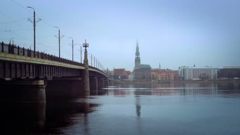 Riga,-Die-Hauptstadt-Lettlands-Mit-Dem-Fluss-Daugava-Und-Der-Akmins-Brücke,-Totale-Nahaufnahme
