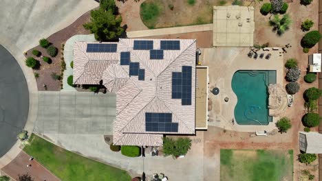Gehobenes-Haus-In-Den-USA-Mit-Pool-Und-Sonnenkollektoren-Auf-Dem-Dach