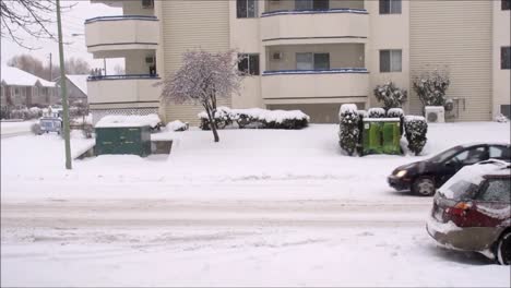 Autos,-Die-Sich-Im-Winter-Auf-Einer-Gefrorenen-Straße-Bewegen,-Starker-Schneefall,-Raues-Klima