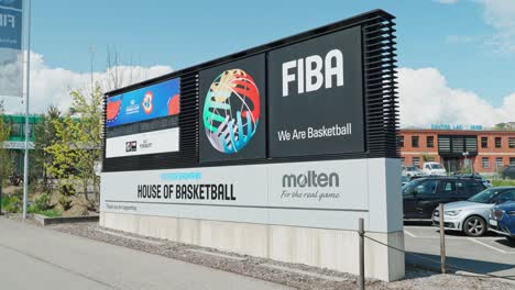 Dolly-Del-Cartel-De-La-Federación-Internacional-De-Baloncesto-A-La-Entrada-De-La-Sede-En-Suiza