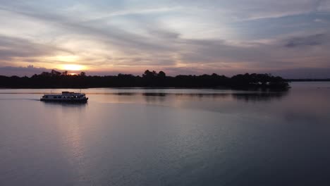 Flussboot-Sonnenuntergang-Schöne-Bunte-Gespiegelte-Drohne