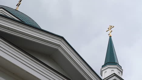 Christlich-orthodoxes-Kirchengebäude-Mit-Kreuzen-Auf-Dächern