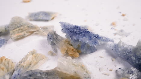 Cristales-De-Sal-Marina-De-Baño-Brillantes-Esparcidos-Sobre-La-Superficie-Blanca