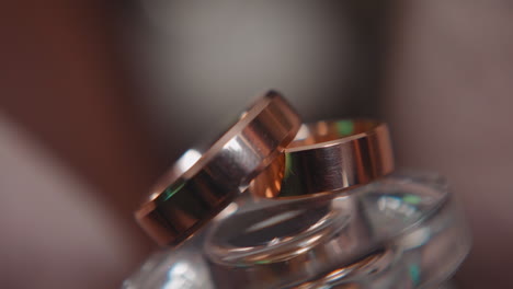 Simple-style-wedding-rings-of-gold-on-blurred-background