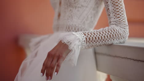Verlobter-Im-Vintage-Hochzeitskleid-Berührt-Rissiges-Geländer