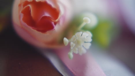 Sanfte-Blumen-Und-Seidenbänder-Auf-Dem-Tisch-Bei-Einer-Hochzeitsveranstaltung