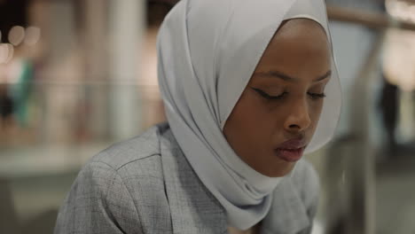 Una-Mujer-Negra-Preocupada-Con-Hijab-Mira-A-Un-Lado-En-El-Centro-Comercial
