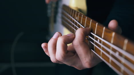 El-Bajista-Toca-La-Guitarra-Blanca-Y-Aplica-La-Técnica-De-Cambio-De-Tono.