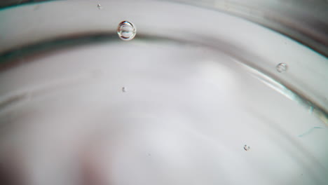 Eine-Kleine-Luftblase-Schwebt-Im-Leckeren,-Frischen-Bio-Wasser-Auf