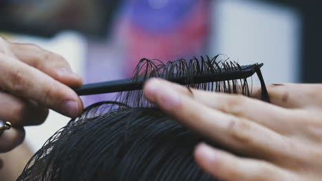 Friseur-Macht-Kunden-Mit-Schwarzen-Haaren-Im-Salon-Einen-Neuen-Haarschnitt