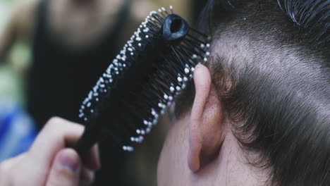 Der-Friseur-Schneidet-Dem-Kunden-Die-Haare-Und-Bürstet-Die-Haare-An-Den-Schläfen