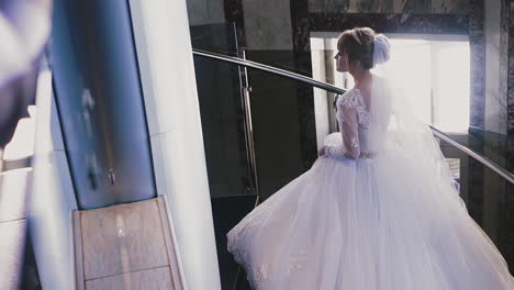 Eine-Elegante-Braut-Mit-Fop-Und-Wunderschönem-Kleid-Geht-Die-Treppe-Hinauf