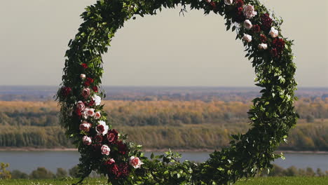 Hochzeitsort-Mit-Einem-Mit-Blättern-Und-Blumen-Geschmückten-Zyklus