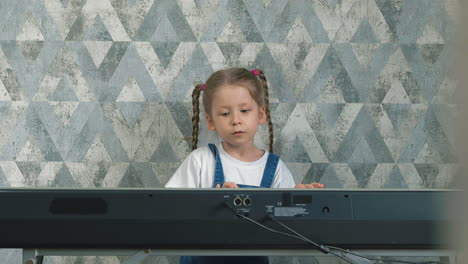 Mädchen-Mit-Langen-Zöpfen-Spielt-Auf-Elektronischem-Klavier