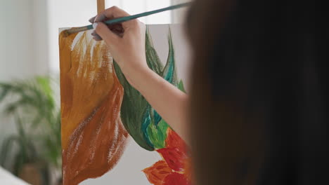 Artista-Talentoso-Hace-Trazos-Naranjas-Dibujando-Plantas-Tropicales