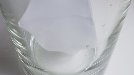 Eiswürfel-Fallen-In-Ein-Leeres-Glas-Für-Einen-Cocktail-Auf-Dem-Tisch