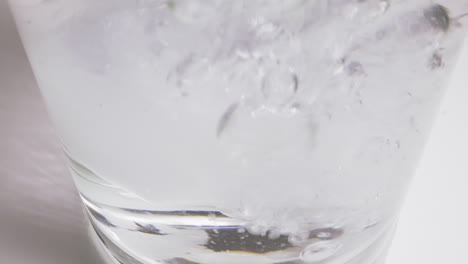 Eiswürfel-Und-Blasen-Schwimmen-In-Sprudelndem-Wasser-Im-Glas