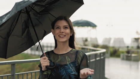 Hübsche-Dame-Mit-Regenschirm-Hält-Hand-Unter-Regentropfen