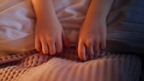 Un-Niño-Pequeño-Recoge-Cuadros-Rosados-Con-Los-Dedos-Antes-De-Irse-A-Dormir