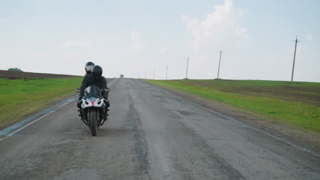 Carretera-Vacía-Entre-Campos-Y-Pareja-Disfrutando-Del-Motociclismo.