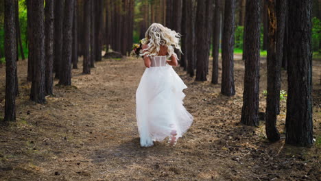 Braut-Im-Hochzeitskleid-Mit-Frischem-Blumenstrauß-Läuft-Durch-Den-Wald