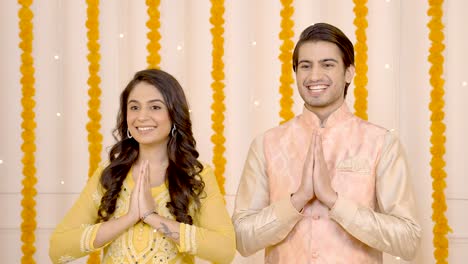 Indian-couple-wishing-Happy-Diwali