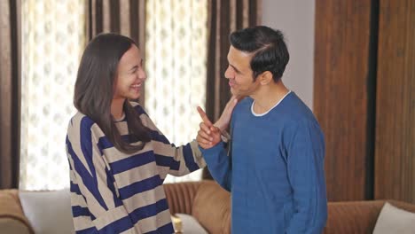 Feliz-Marido-Y-Mujer-Indios-Hablando-Entre-Ellos