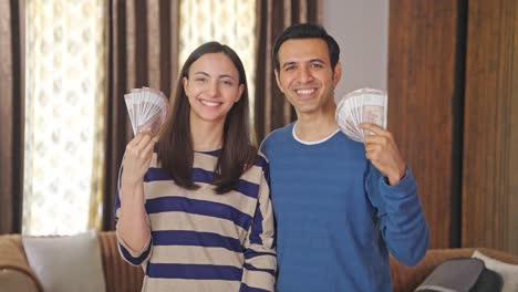 Erfolgreiches-Indisches-Paar,-Das-Geld-Als-Fan-Nutzt